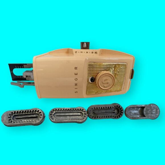 VINTAGE 1960'S SINGER BUTTONHOLER WITH GREEN CASE, BOOK AND ATTACHMENTS - Picture 9 of 12